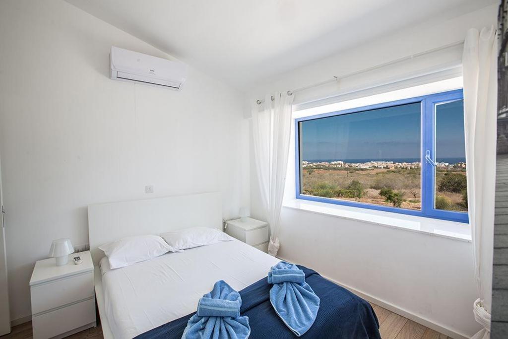 Ioanni Helios - Stunning 4 Bedroom - Few Minutes Drive To Fig Tree Bay *