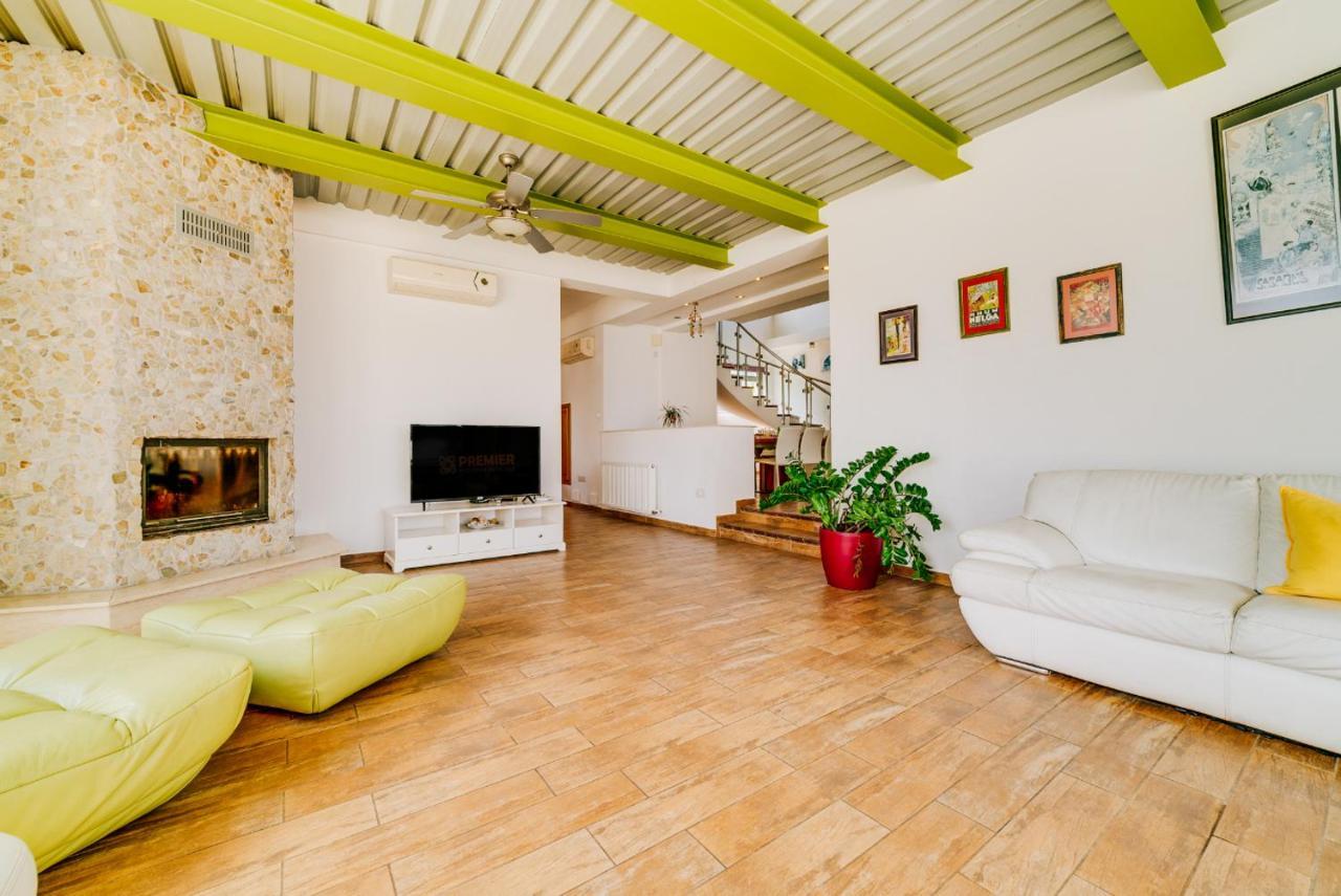 Maria Villa *