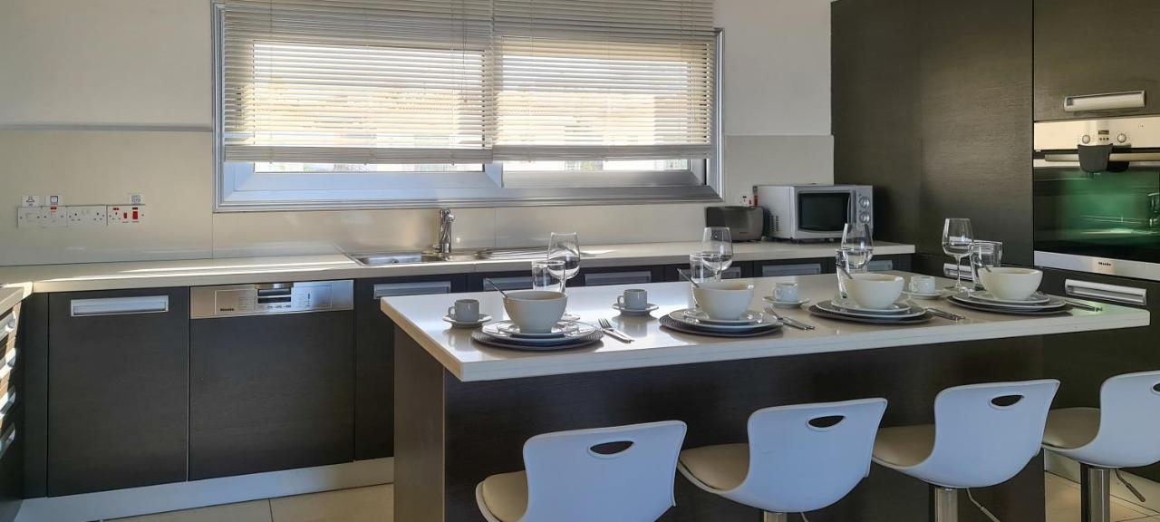 Phaedrus Living: Seafront Luxury Flat Pallini Court 113