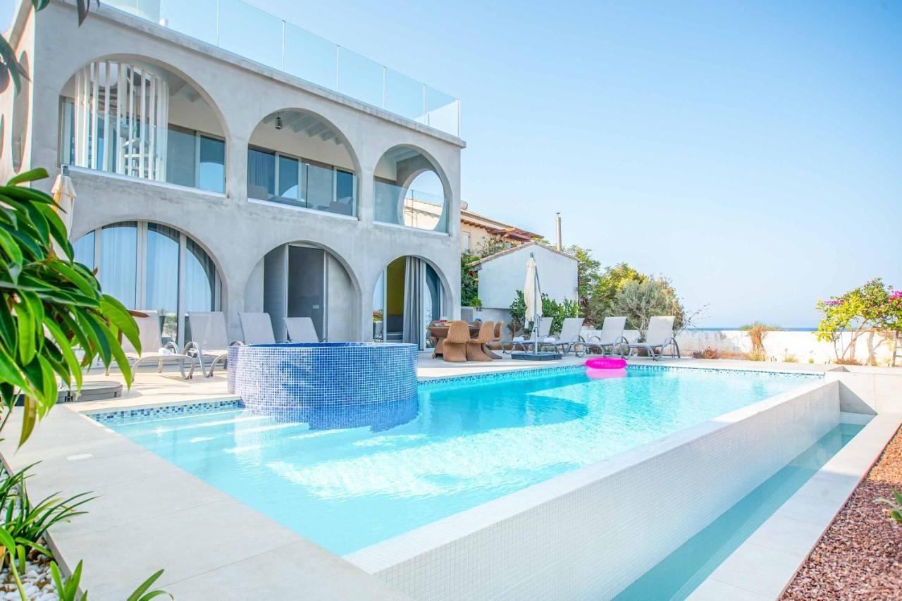 Art House By The Sea Villa *