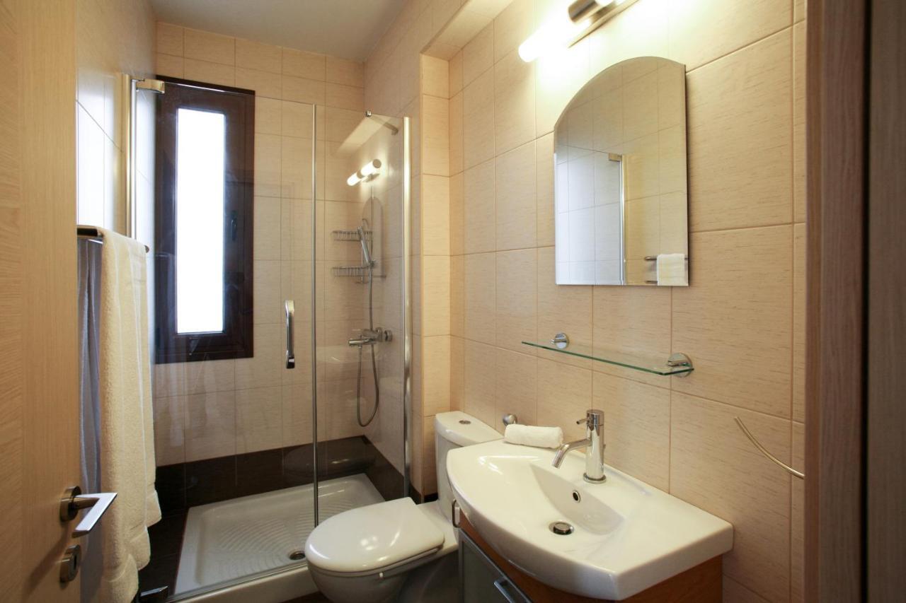 Leonidas Villa *