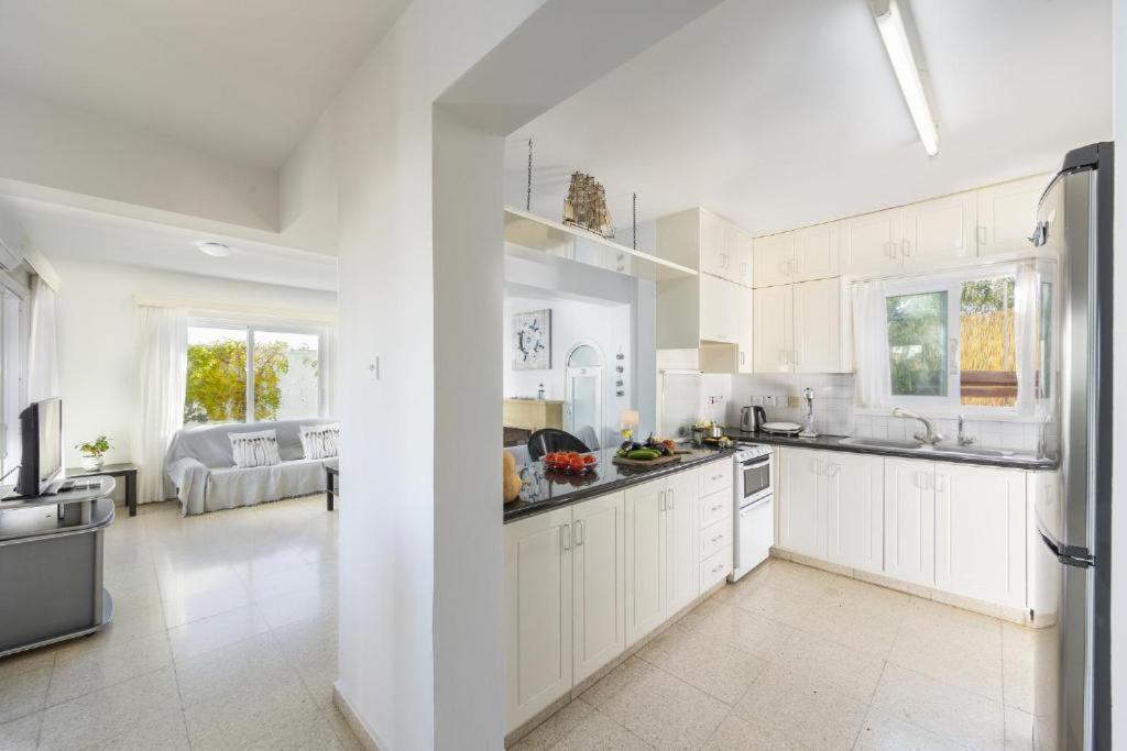 Fig Tree Bay With Sea View &jacuzzi Villa
