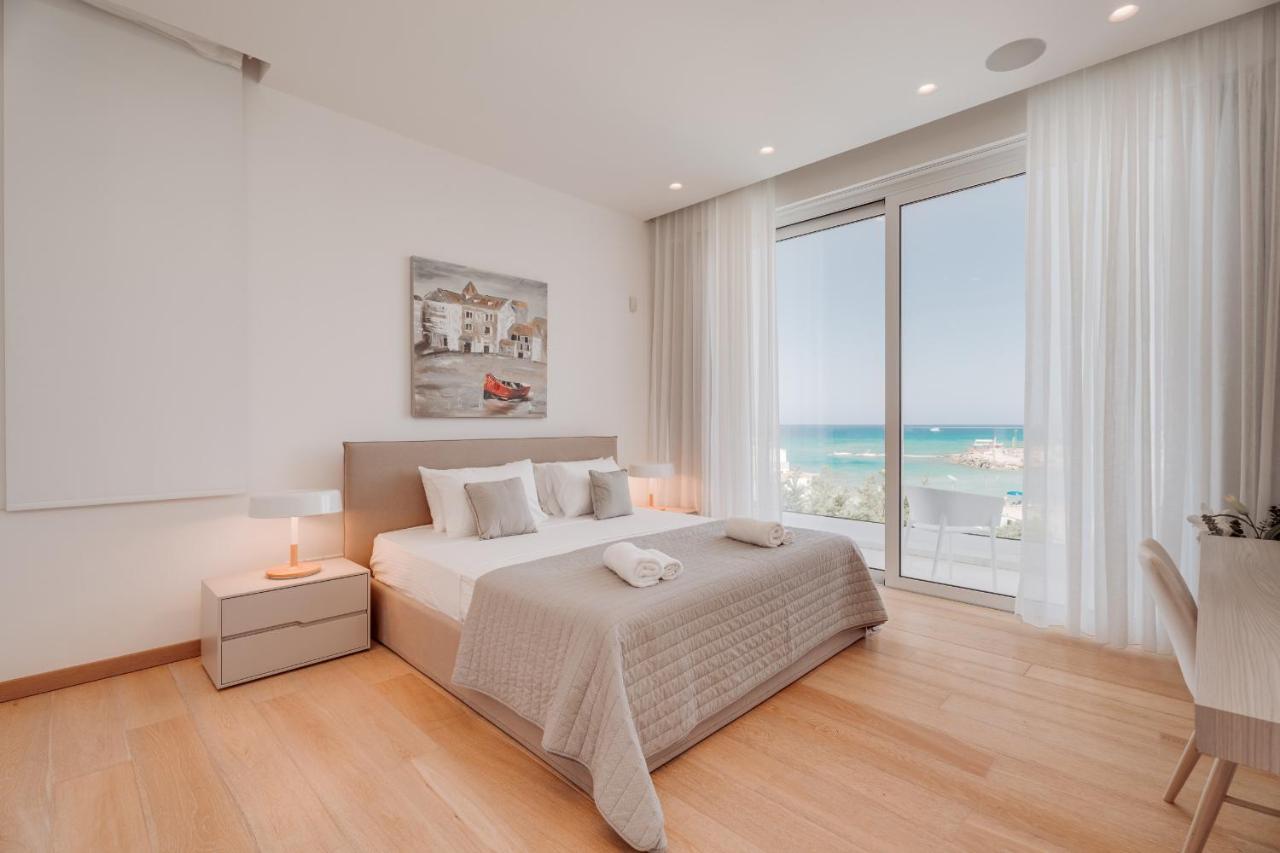Villa Beachfront Blue Waves