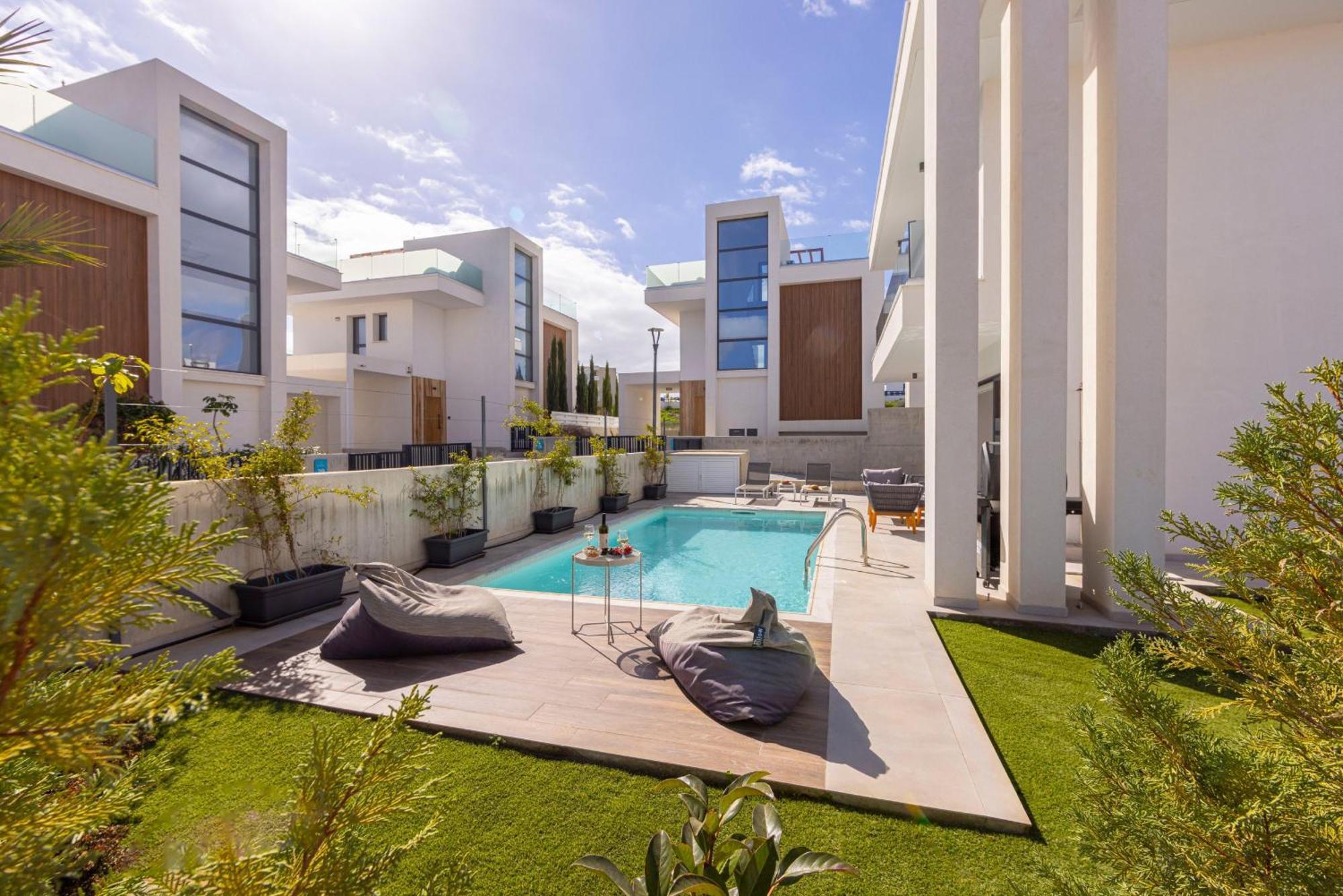 Villa By The Bay 32 *