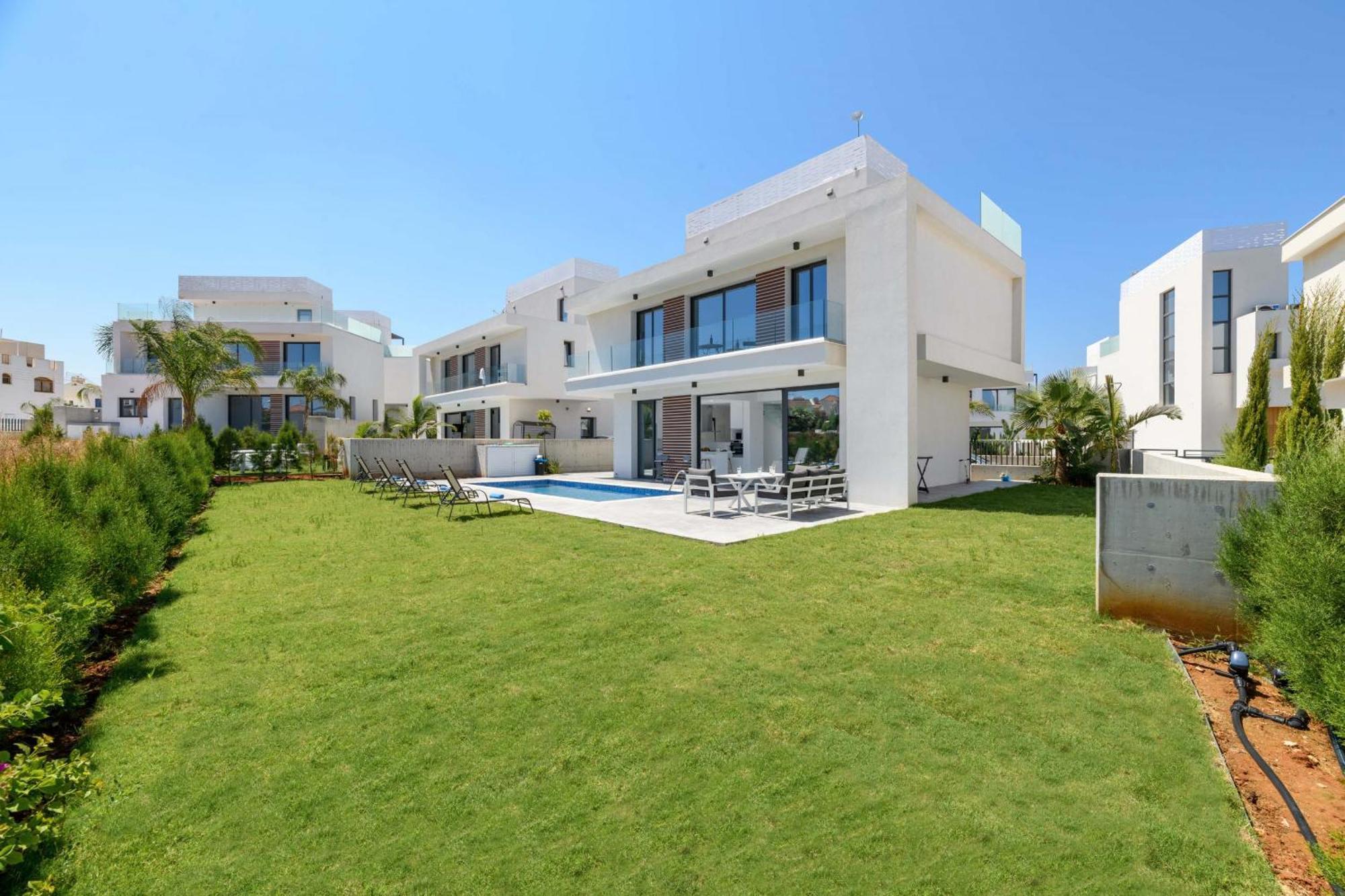 By The - White Coral Villa *