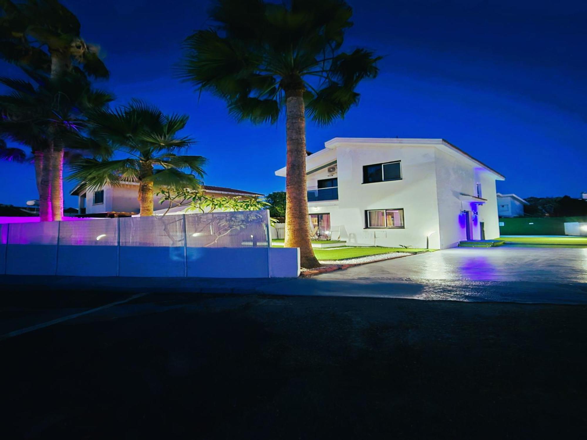 Villa 3 Bedroom Villa, Private Pool, Hot Tub Protaras