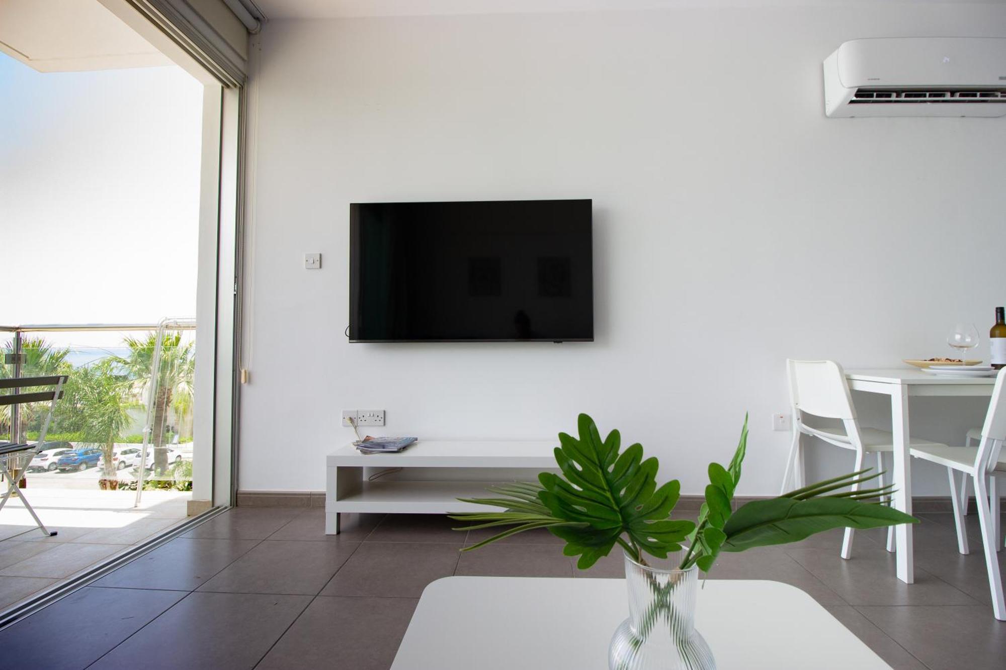 Stunning Sea-views Apt, Apartment