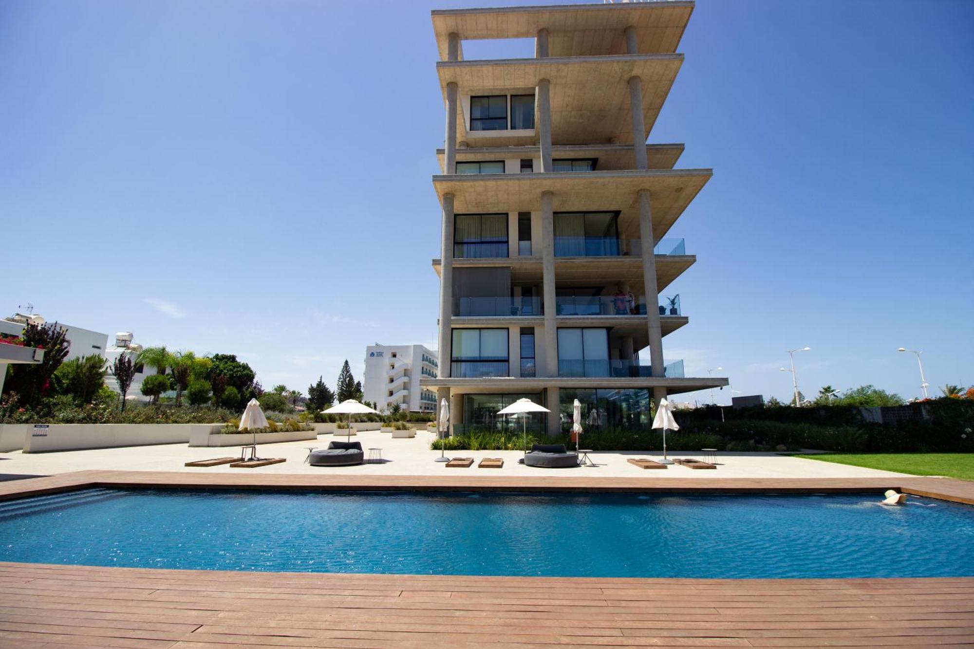 Luxury 4-bed With Sea-views Apartment *