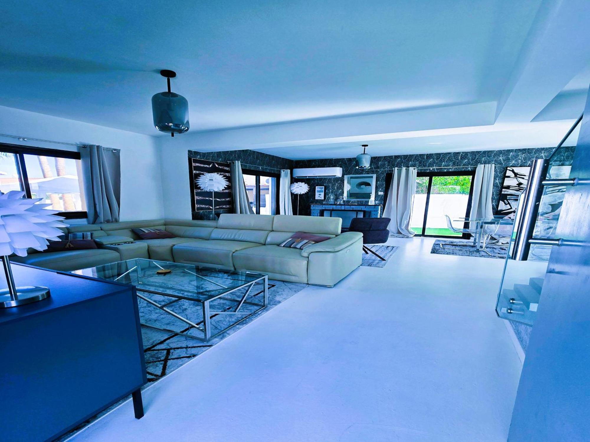 Villa 3 Bedroom Villa, Private Pool, Hot Tub *