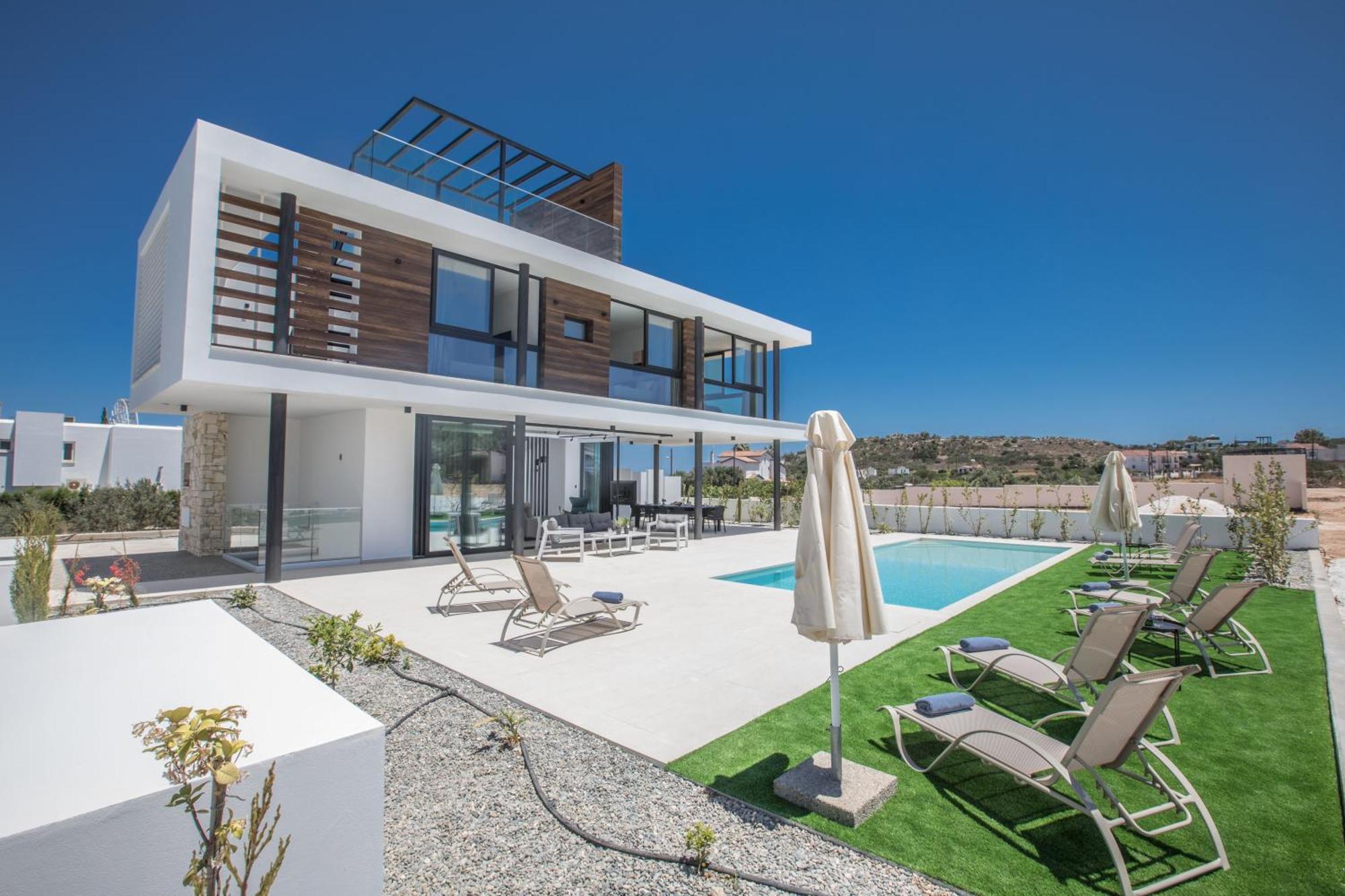 Geraeumige Mit Grossem Garten Und Pool