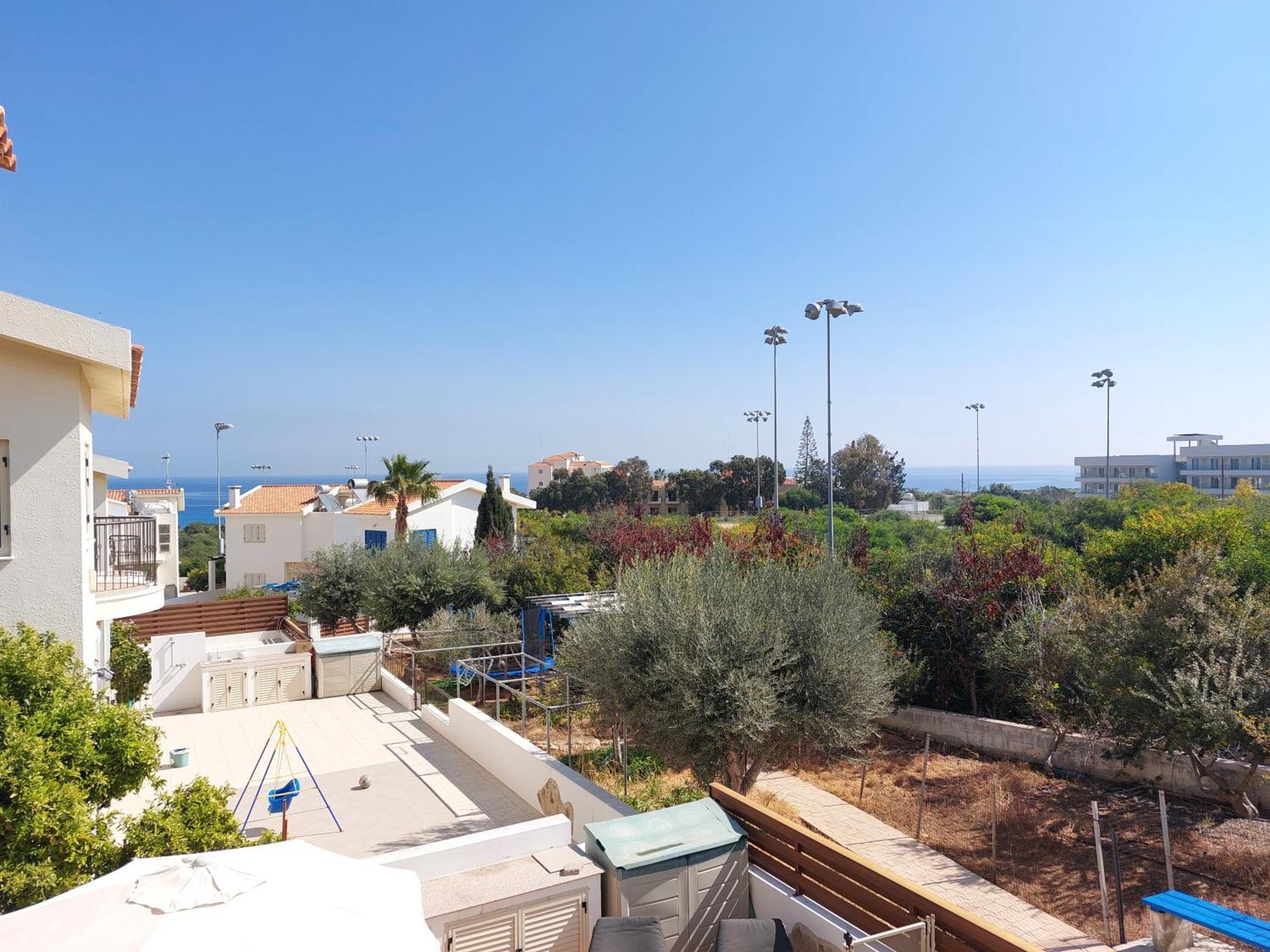 2 Bdr - Walk To Beach! Holiday home