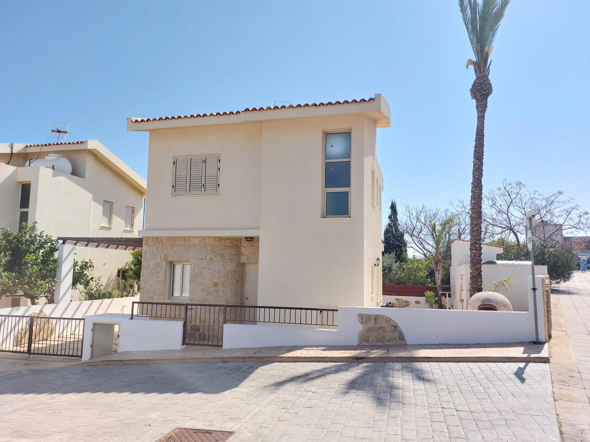 2 Bdr - Walk To Beach! Protaras