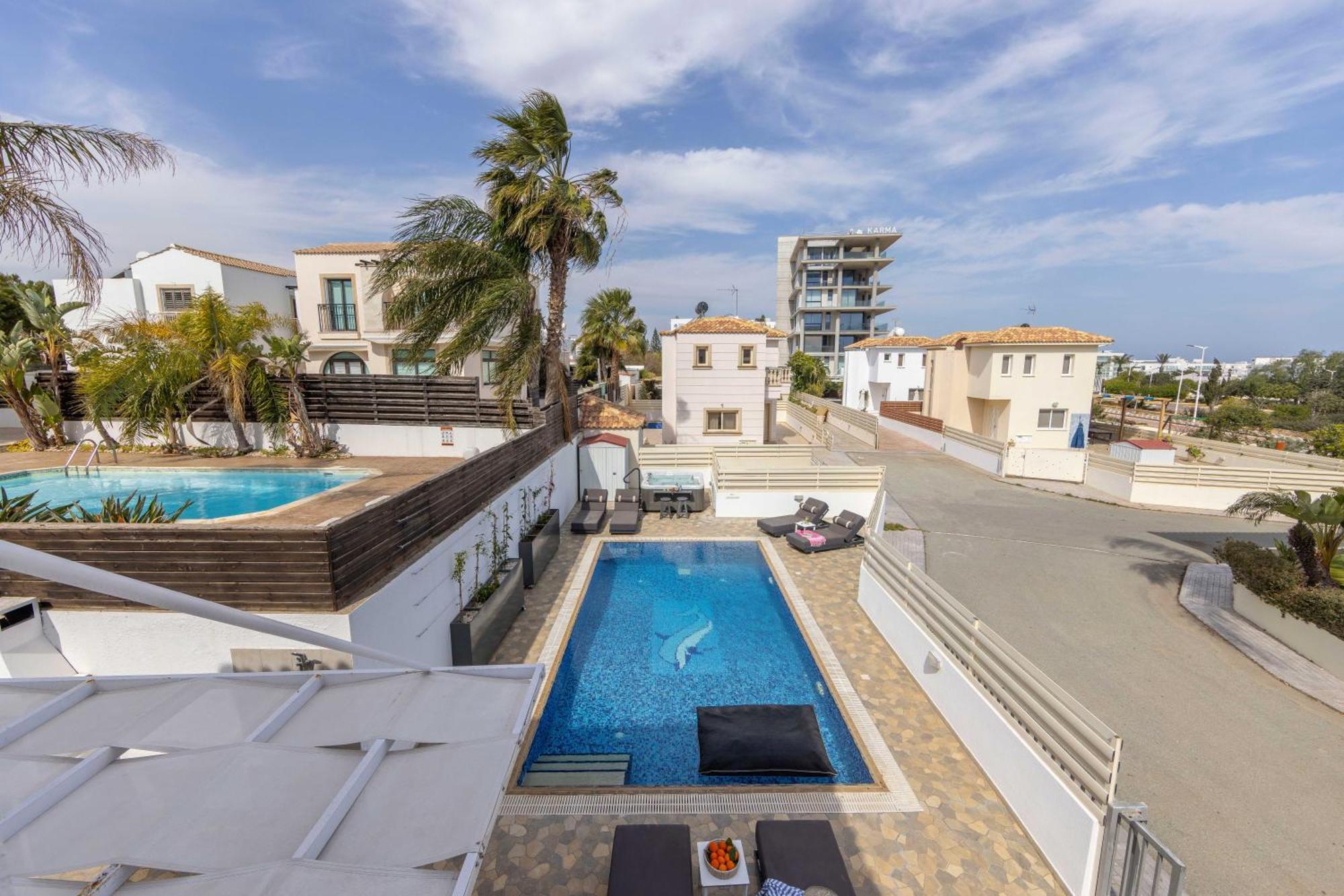 View 6 -fig Tree Bay-jacuzzi-hot Tub Villa Protaras