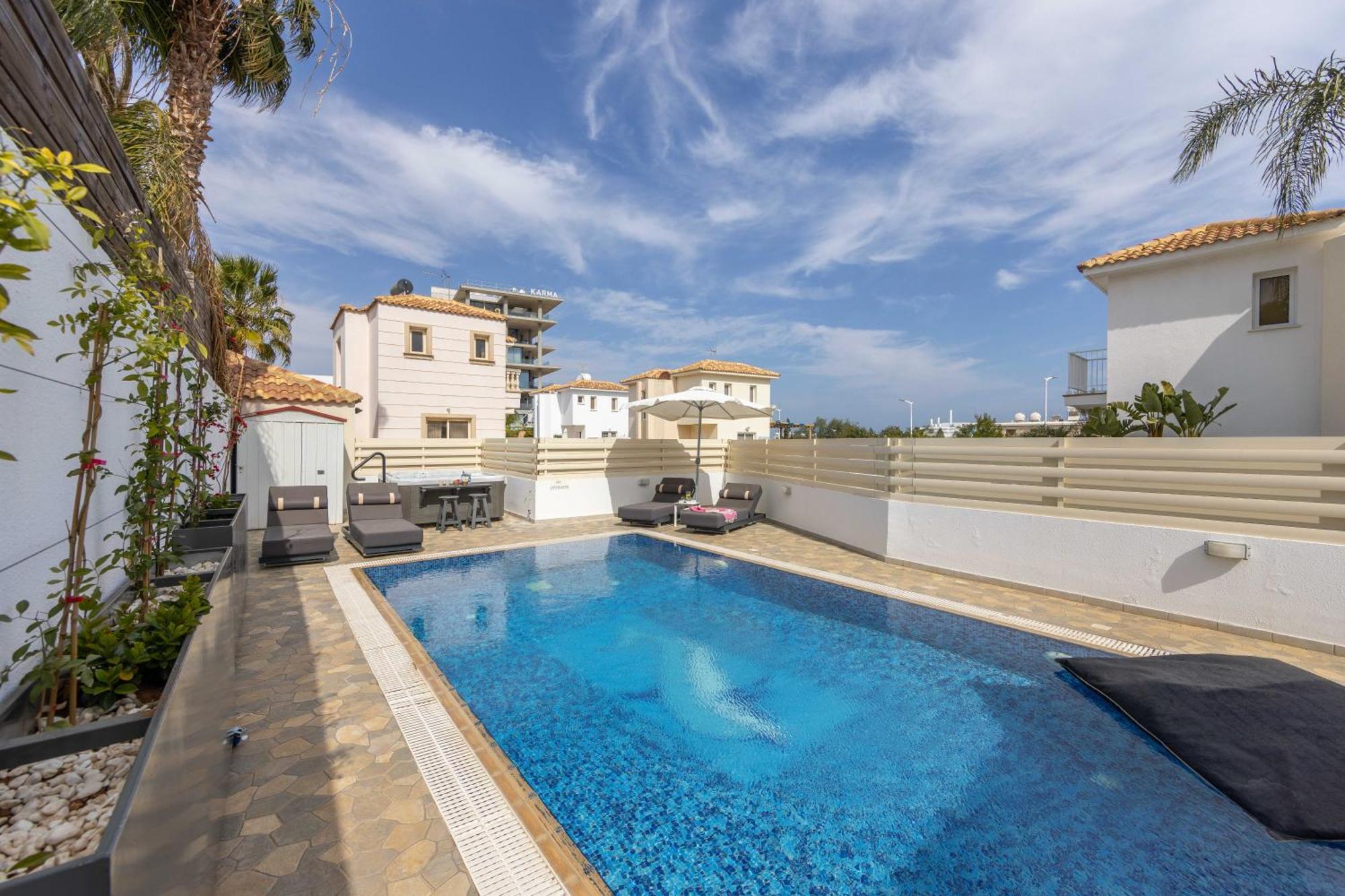 View 6 -fig Tree Bay-jacuzzi-hot Tub Villa