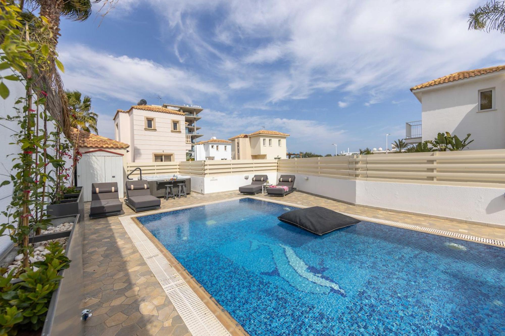 View 6 -fig Tree Bay-jacuzzi-hot Tub *