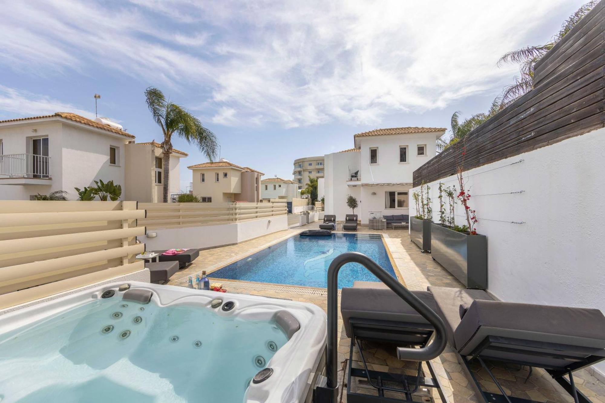 View 6 -fig Tree Bay-jacuzzi-hot Tub *