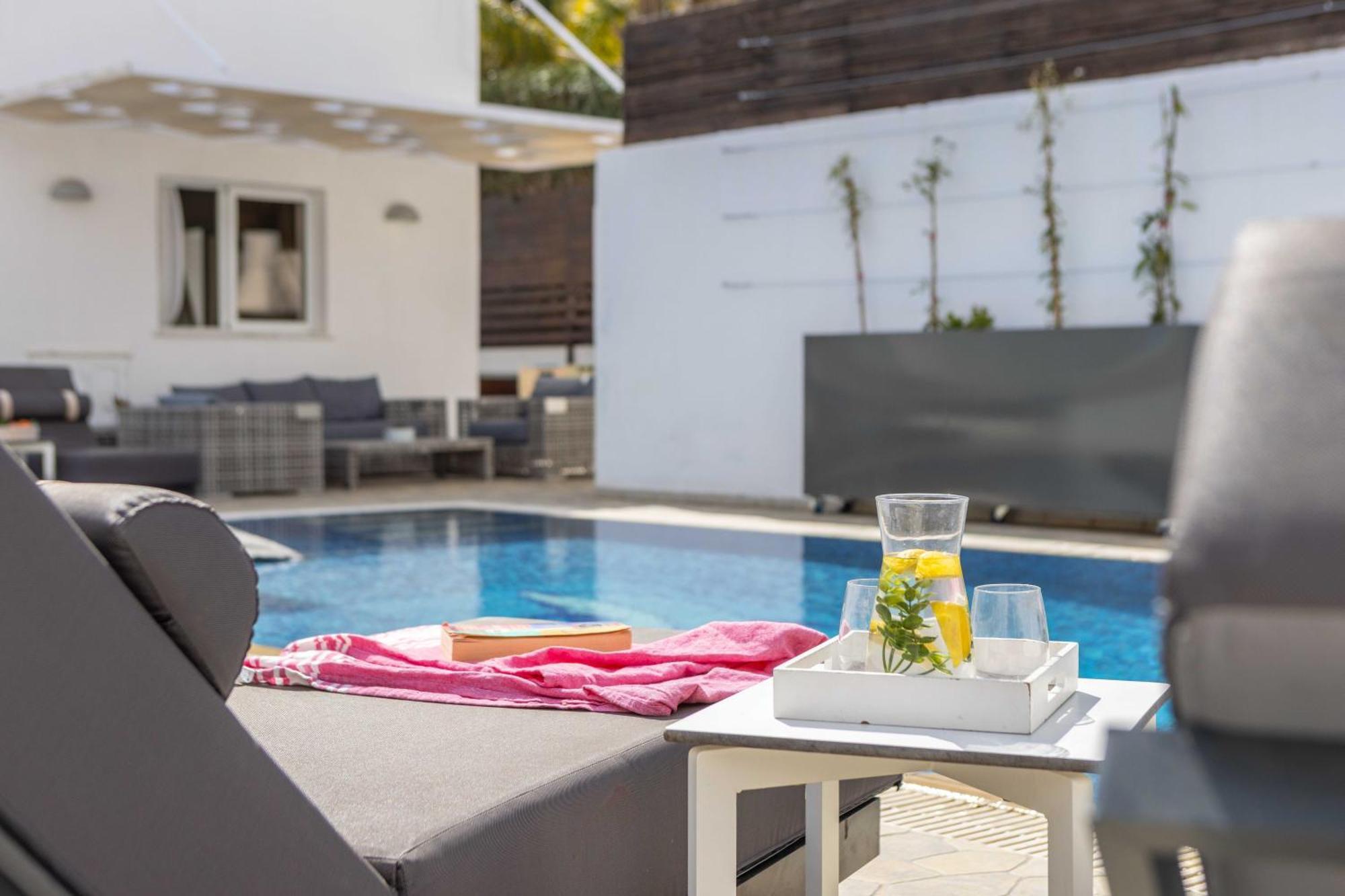 View 6 -fig Tree Bay-jacuzzi-hot Tub