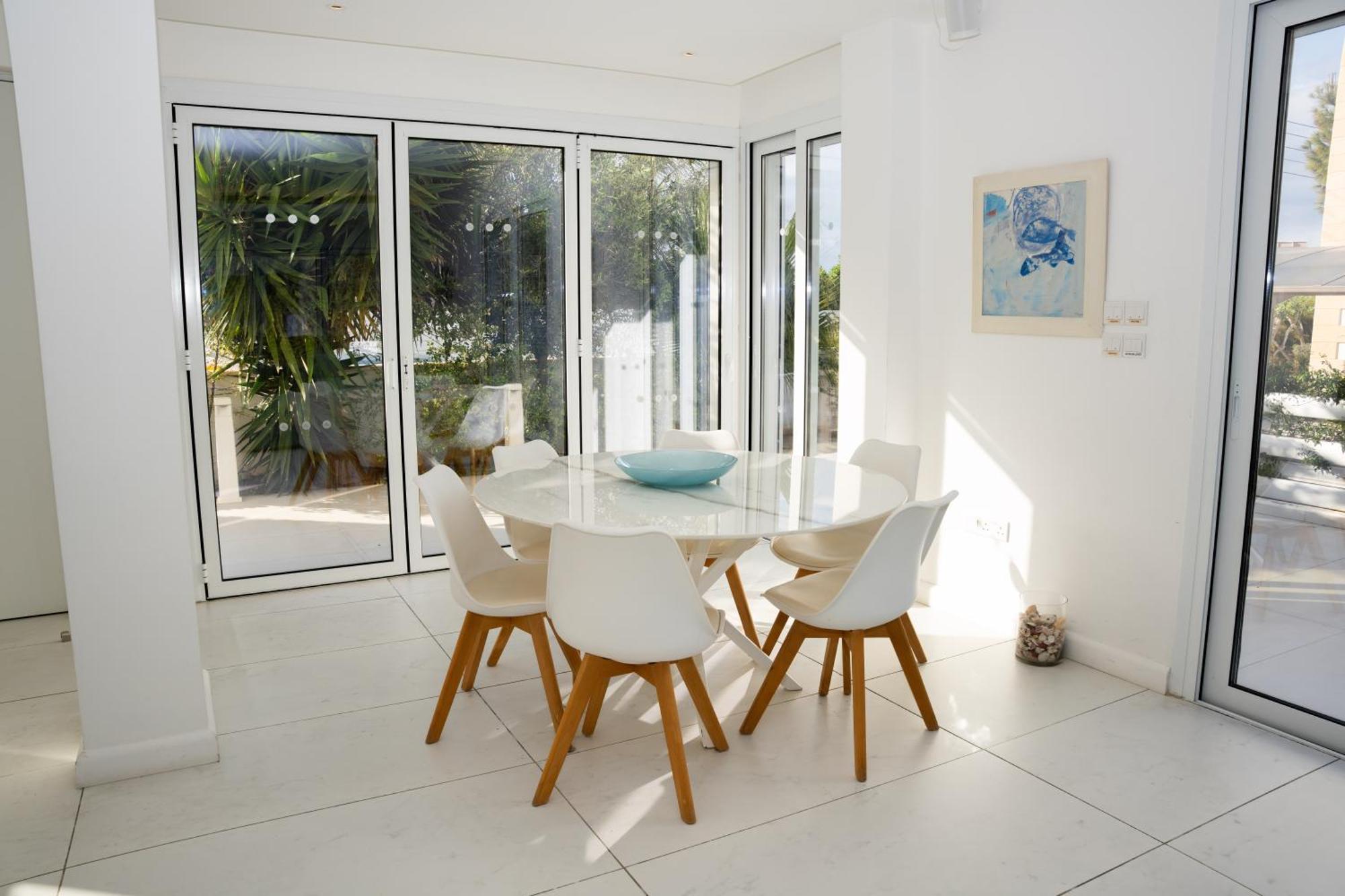 Sunset Family Villa, 1-min Walk To